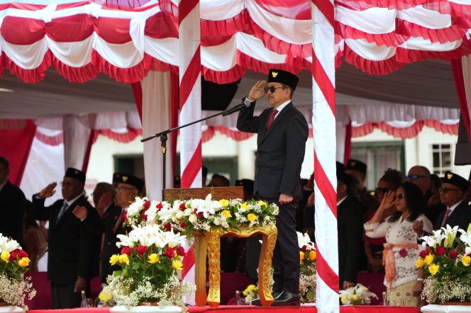
					Direktur PTFI Tony Wenas pada upacara HUT ke-81 Kemerdekaan Republik Indonesia di Tembagapura. Foto: PTFI