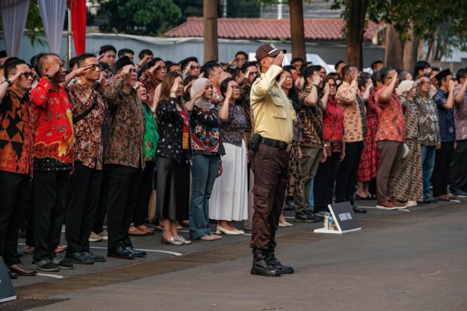 
					Upacara Pengibaran Bendera Merah Putih memperingati Hari Ulang Tahun (HUT) ke-81 RI dengan semangat One Freeport: Dari Timur ndonesia, Kita Bangkit Bersama, serentak di enam lokasi kerja PTFI yang berada di tiga provinsi yakni Papua Tengah, Jawa Timur, dan DKI Jakarta. Foto: PTFI 
