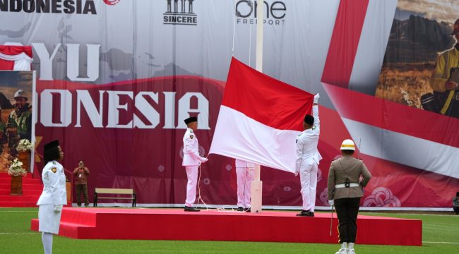 Upacara Pengibaran Bendera Merah Putih memperingati Hari Ulang Tahun (HUT) ke-81 RI dengan semangat One Freeport: Dari Timur ndonesia, Kita Bangkit Bersama, serentak di enam lokasi kerja PTFI yang berada di tiga provinsi yakni Papua Tengah, Jawa Timur, dan DKI Jakarta. Foto: PTFI 