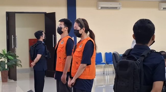 Pasutri asal Tiongkok yang ditangkap Imigrasi Papua. Foto: Imelda/Kabarpapua.co