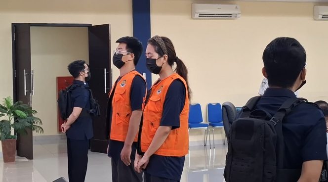 
					Pasutri asal Tiongkok yang ditangkap Imigrasi Papua. Foto: Imelda/Kabarpapua.co
