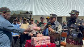 Bupati Puncak, Elvis Tabuni menyerahkan dana hibah pembangunan gereja GKII Yordan Kago I. Foto: Diskominfo Puncak