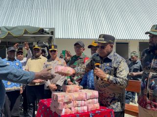 Bupati Puncak, Elvis Tabuni menyerahkan dana hibah pembangunan gereja GKII Yordan Kago I. Foto: Diskominfo Puncak