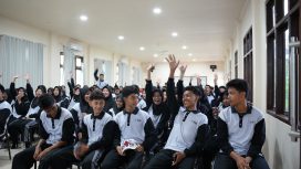 Para siswa terlihat aktif berdiskusi dan sangat antusias menyampaikan pertanyaan seputar keselamatan penggunaan listrik serta layanan PLN Mobile sebagai bagian dari upaya meningkatkan pemahaman dan kepedulian terhadap keselamatan ketenagalistrikan.FFoto: PLN Papua 