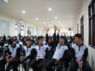 Para siswa terlihat aktif berdiskusi dan sangat antusias menyampaikan pertanyaan seputar keselamatan penggunaan listrik serta layanan PLN Mobile sebagai bagian dari upaya meningkatkan pemahaman dan kepedulian terhadap keselamatan ketenagalistrikan.FFoto: PLN Papua 
