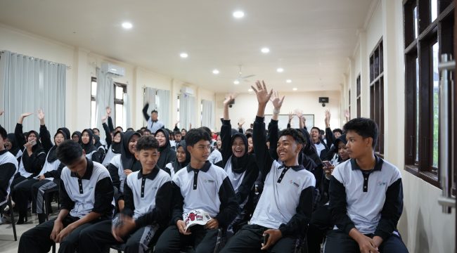 Para siswa terlihat aktif berdiskusi dan sangat antusias menyampaikan pertanyaan seputar keselamatan penggunaan listrik serta layanan PLN Mobile sebagai bagian dari upaya meningkatkan pemahaman dan kepedulian terhadap keselamatan ketenagalistrikan.FFoto: PLN Papua 