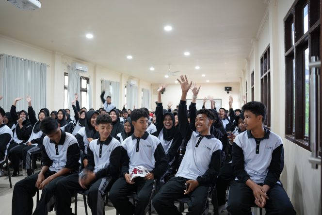 
					Para siswa terlihat aktif berdiskusi dan sangat antusias menyampaikan pertanyaan seputar keselamatan penggunaan listrik serta layanan PLN Mobile sebagai bagian dari upaya meningkatkan pemahaman dan kepedulian terhadap keselamatan ketenagalistrikan.FFoto: PLN Papua 