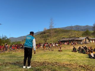 Bupati Puncak, Elvis Tabuni saat bersama warga di lokasi pembangunan sekolah rakyat. Foto: Diskominfo Puncak