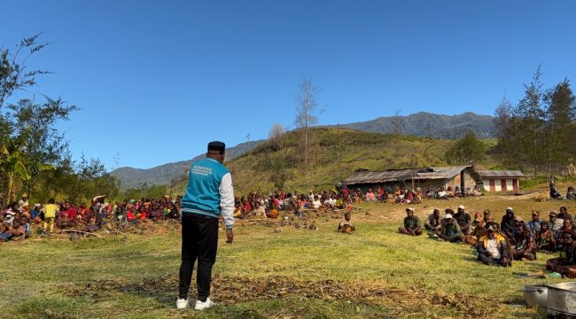 Bupati Puncak, Elvis Tabuni saat bersama warga di lokasi pembangunan sekolah rakyat. Foto: Diskominfo Puncak