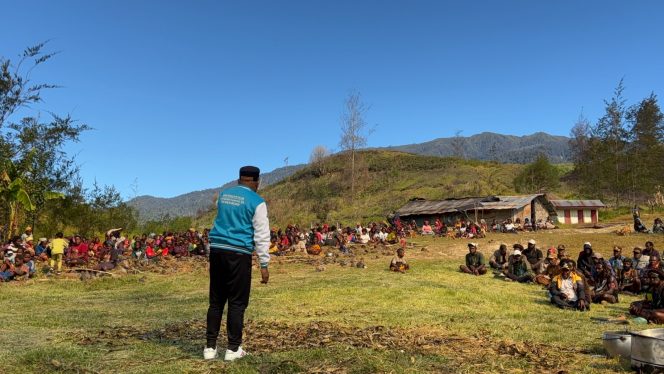 
					Bupati Puncak, Elvis Tabuni saat bersama warga di lokasi pembangunan sekolah rakyat. Foto: Diskominfo Puncak