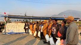 Pembagian beras warga terdampak El Nino di Kabupaten Puncak. Foto: Diskominfo Puncak