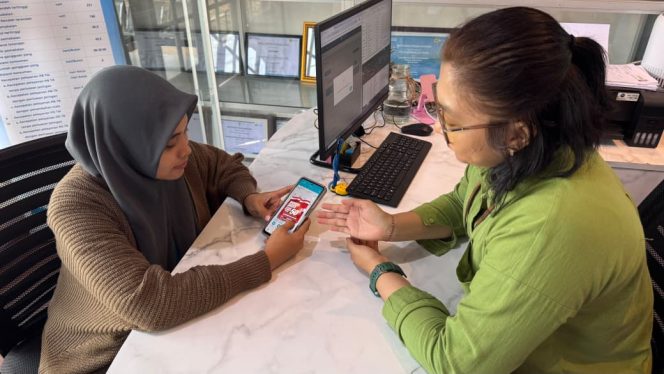 
					Pegawai PLN memberikan pendampingan kepada pelanggan dalam memanfaatkan promo “Merdeka Daya” melalui aplikasi PLN Mobile untuk mendapatkan diskon tambah daya listrik 50%. Foto:PLN Papua 