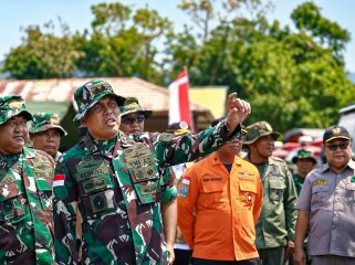 Pangdam XVII/Cenderawasih Mayjen TNI Febriel Buyung Sikumbang memimpin Apel Kesiapsiagaan Penanggulangan Bencana Kebakaran Hutan dan Lahan Karhutla.  Foto: Pendam Cenderawasih 