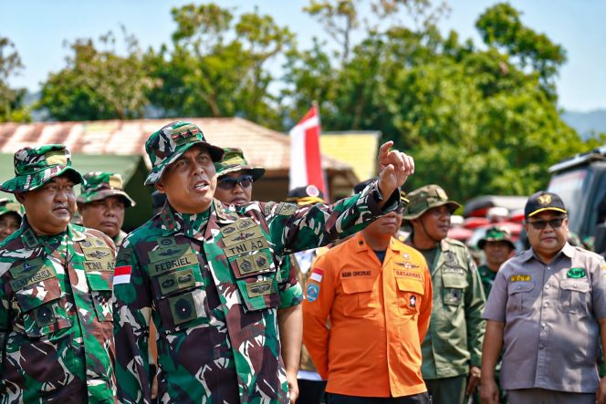 
					Pangdam XVII/Cenderawasih Mayjen TNI Febriel Buyung Sikumbang memimpin Apel Kesiapsiagaan Penanggulangan Bencana Kebakaran Hutan dan Lahan Karhutla.  Foto: Pendam Cenderawasih 