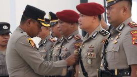 Pengukuhan dan serah terima jabatan 3 Kapolsek dan Kasat Resnarkoba Polres Nabire. Foto: Humas Polres Nabire 
