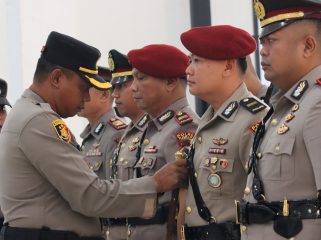 Pengukuhan dan serah terima jabatan 3 Kapolsek dan Kasat Resnarkoba Polres Nabire. Foto: Humas Polres Nabire 
