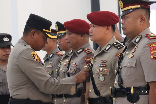 
					Pengukuhan dan serah terima jabatan 3 Kapolsek dan Kasat Resnarkoba Polres Nabire. Foto: Humas Polres Nabire 
