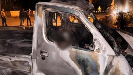Mobil Daihatsu Grans Max yang terbakar di persimpangan Rongroad Jayapura. Foto: Humas Polresta Jayapura Kota