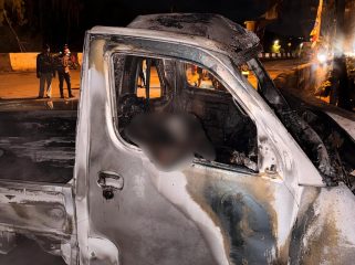 Mobil Daihatsu Grans Max yang terbakar di persimpangan Rongroad Jayapura. Foto: Humas Polresta Jayapura Kota