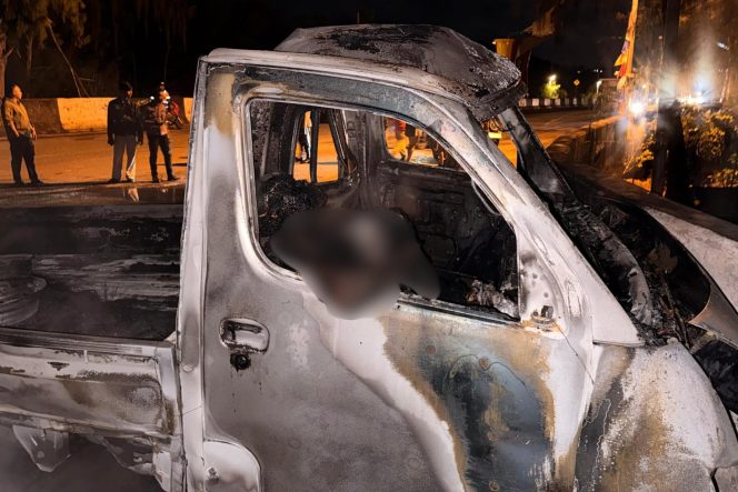 
					Mobil Daihatsu Grans Max yang terbakar di persimpangan Rongroad Jayapura. Foto: Humas Polresta Jayapura Kota