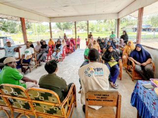 YBM PLN bersama masyarakat Kampung Nengke, Kabupaten Sarmi  dalam kegiatan penyaluran bantuan pemberdayaan di bidang pendidikan, ekonomi, dan sosial keagamaan. (Foto dok: PLN UIW Papua dan Papua Barat)