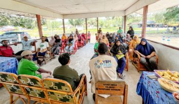 YBM PLN bersama masyarakat Kampung Nengke, Kabupaten Sarmi  dalam kegiatan penyaluran bantuan pemberdayaan di bidang pendidikan, ekonomi, dan sosial keagamaan. (Foto dok: PLN UIW Papua dan Papua Barat)