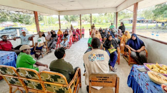 YBM PLN bersama masyarakat Kampung Nengke, Kabupaten Sarmi  dalam kegiatan penyaluran bantuan pemberdayaan di bidang pendidikan, ekonomi, dan sosial keagamaan. (Foto dok: PLN UIW Papua dan Papua Barat)