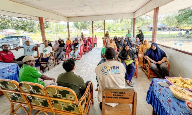 
					YBM PLN bersama masyarakat Kampung Nengke, Kabupaten Sarmi  dalam kegiatan penyaluran bantuan pemberdayaan di bidang pendidikan, ekonomi, dan sosial keagamaan. (Foto dok: PLN UIW Papua dan Papua Barat)