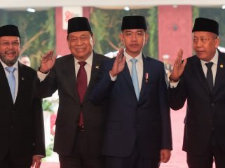Yorrys Raweyai (kiri) bersama sejumlah anggota DPD RI dan Wakil Presiden RI, Gibran Rakabuming Raka di Gedung Parlemen Jakarta. Foto:ist