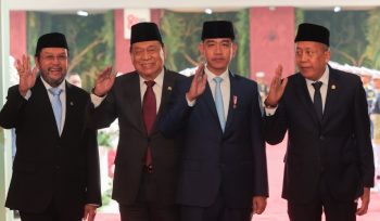 Yorrys Raweyai (kiri) bersama sejumlah anggota DPD RI dan Wakil Presiden RI, Gibran Rakabuming Raka di Gedung Parlemen Jakarta. Foto:ist