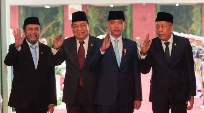 Yorrys Raweyai (kiri) bersama sejumlah anggota DPD RI dan Wakil Presiden RI, Gibran Rakabuming Raka di Gedung Parlemen Jakarta. Foto:ist