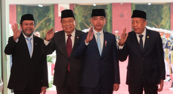 
					Yorrys Raweyai (kiri) bersama sejumlah anggota DPD RI dan Wakil Presiden RI, Gibran Rakabuming Raka di Gedung Parlemen Jakarta. Foto:ist
