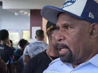 Bupati Jayapura, Yunus Wonda saat berada di tengah pasien yang diduga keracunan MBG. Foto: Ist 