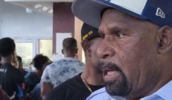 Bupati Jayapura, Yunus Wonda saat berada di tengah pasien yang diduga keracunan MBG. Foto: Ist 