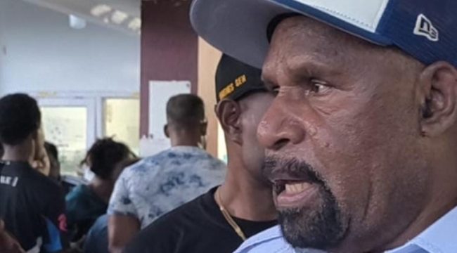 Bupati Jayapura, Yunus Wonda saat berada di tengah pasien yang diduga keracunan MBG. Foto: Ist 