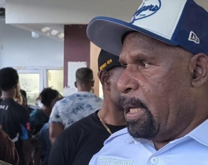 
					Bupati Jayapura, Yunus Wonda saat berada di tengah pasien yang diduga keracunan MBG. Foto: Ist 