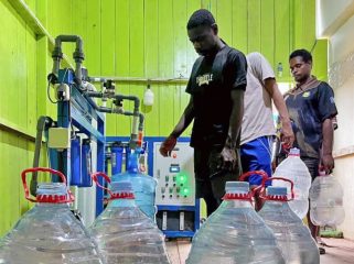 Warga mengantri mendapatkan air bersih yang dihasilkan dari mesin pengolahan air bantuan PLN melalui Program TJSL. Kehadiran fasilitas ini sangat membantu memenuhi kebutuhan air bersih sehari-hari bagi jemaah Masjid Saiful Al-Bukhori serta masyarakat sekitar.Foto: PLN Papua