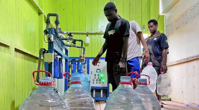 Warga mengantri mendapatkan air bersih yang dihasilkan dari mesin pengolahan air bantuan PLN melalui Program TJSL. Kehadiran fasilitas ini sangat membantu memenuhi kebutuhan air bersih sehari-hari bagi jemaah Masjid Saiful Al-Bukhori serta masyarakat sekitar.Foto: PLN Papua
