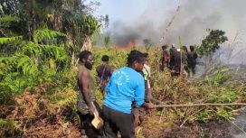 Warga di sekitar Ilaga berusaha memadamkan kobaran api. Foto: Diskominfo Puncak  
