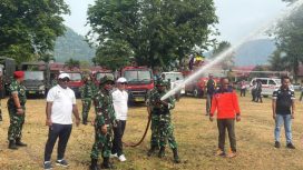 Simulasi pemadaman Karhutla menjadi bagian dari apel gabungan untuk memastikan kesiapan personel dan peralatan. (KabarPapua.co/Ainun Faathirjal)