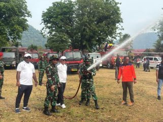 Simulasi pemadaman Karhutla menjadi bagian dari apel gabungan untuk memastikan kesiapan personel dan peralatan. (KabarPapua.co/Ainun Faathirjal)