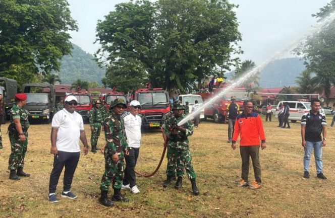 
					Simulasi pemadaman Karhutla menjadi bagian dari apel gabungan untuk memastikan kesiapan personel dan peralatan. (KabarPapua.co/Ainun Faathirjal)