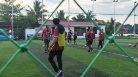 Pertandingan mini soccer antara KPU - Bawaslu Papua pada moment HUT ke-81 RI. Foto: Katharina/KabarPapua.co  
