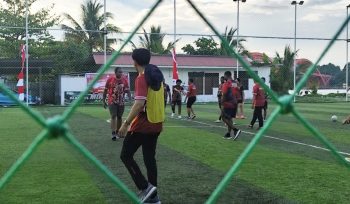 Pertandingan mini soccer antara KPU - Bawaslu Papua pada moment HUT ke-81 RI. Foto: Katharina/KabarPapua.co  