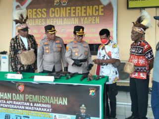 Kapolres Kepulauan Yapen AKBP Diaritz Felle bersama tokoh adat dan masyarakat saat penyerahan senjata api rakitan untuk dimusnahkan. Foto: Ainun Faathirjal/KabarPapua.co