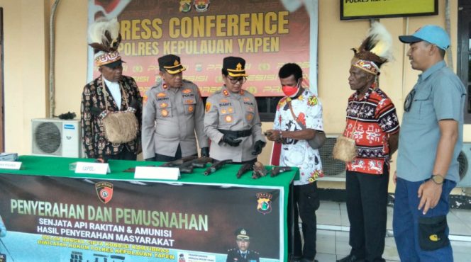 
					Kapolres Kepulauan Yapen AKBP Diaritz Felle bersama tokoh adat dan masyarakat saat penyerahan senjata api rakitan untuk dimusnahkan. Foto: Ainun Faathirjal/KabarPapua.co