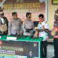 Kapolres Kepulauan Yapen AKBP Diaritz Felle bersama tokoh adat dan masyarakat saat penyerahan senjata api rakitan untuk dimusnahkan. Foto: Ainun Faathirjal/KabarPapua.co
