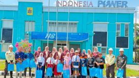 Penerima beasiswa prestasi dari PIKK Cenderawasih - PLN IP UBP Holatekamp saat berfoto bersama. Foto: PLN IP UBP Holtekamp