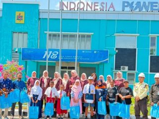 Penerima beasiswa prestasi dari PIKK Cenderawasih - PLN IP UBP Holatekamp saat berfoto bersama. Foto: PLN IP UBP Holtekamp