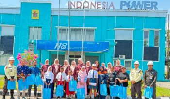 Penerima beasiswa prestasi dari PIKK Cenderawasih - PLN IP UBP Holatekamp saat berfoto bersama. Foto: PLN IP UBP Holtekamp